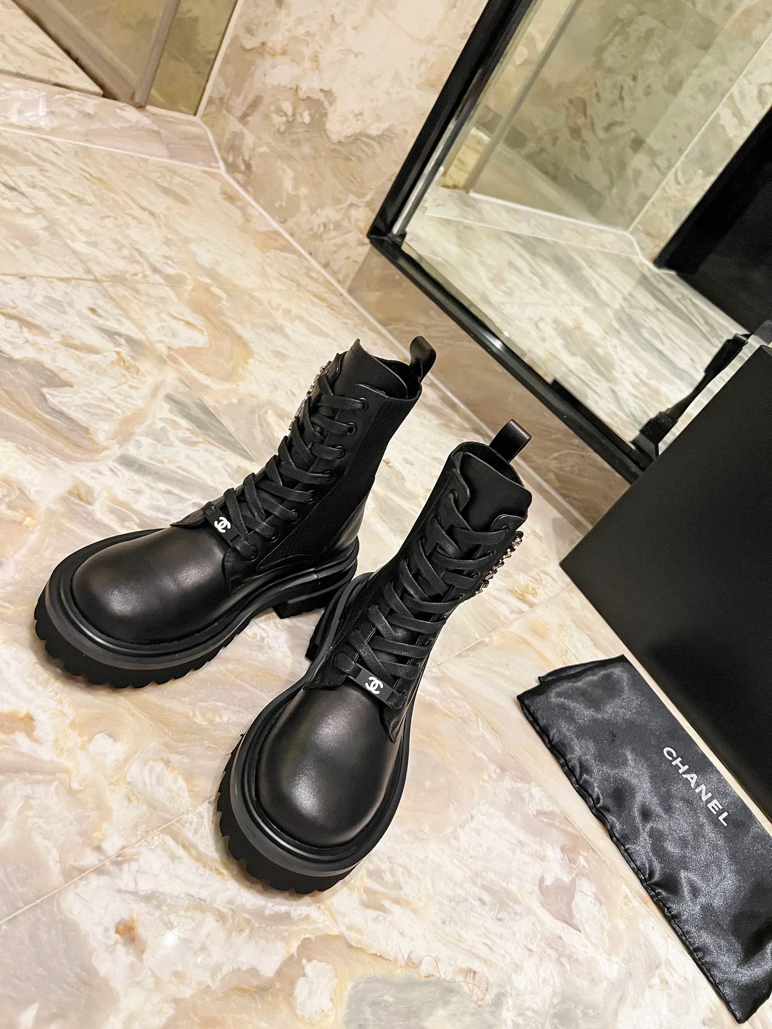 👟👟Ex-factory price 600 👟👟 CHANEL new autumn and winter 24 B letter knight boots. This knight Martin boot is really a representative of handsome fashion. It is simple, fashionable and individual. It has a natural and smooth beauty, which has a stunning beauty of time. The heel and sole meet the needs of heightening and wearing comfort at the same time. The toe is round but not clumsy. There is only a very low-key luxury letter logo, which can hold any occasion. , Proportion! Cowhide, open edge beads, water-dyed sheepskin lining Code number: 35-41